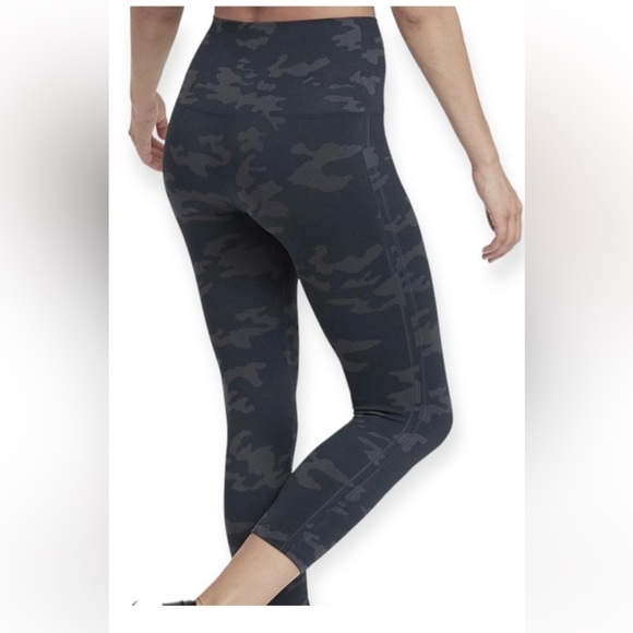 SPANX Pants - Spanx Cropped Look at Me Now Black Camo Leggings size 1X